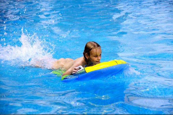 Parents nudists with children swim in the pool photo collection Purenudism